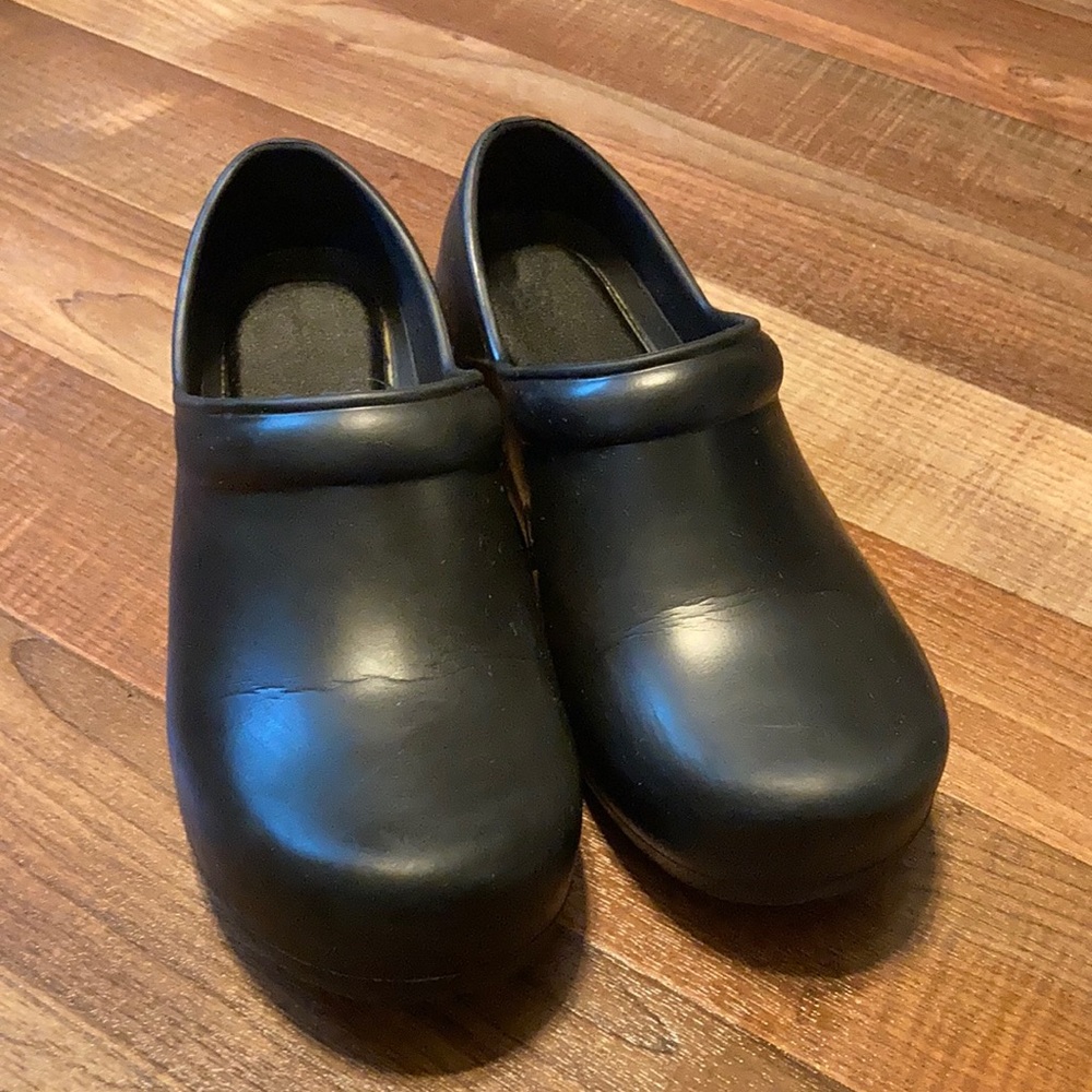 Any wear black nursing shoes size 8 W